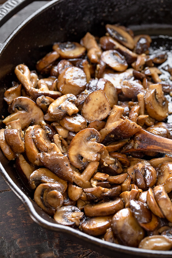 Sauteed Mushrooms with Garlic | thecozyapron.com