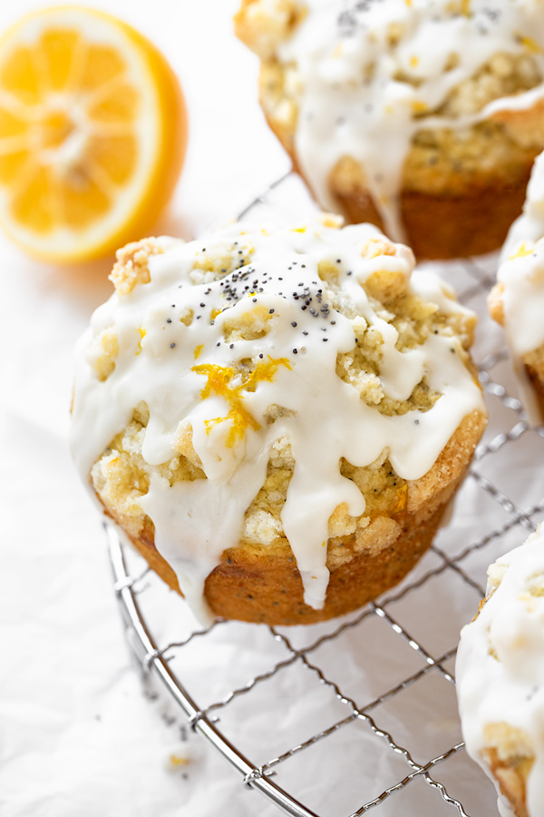 Lemon Poppy Seed Muffins with Streusel | thecozyapron.com