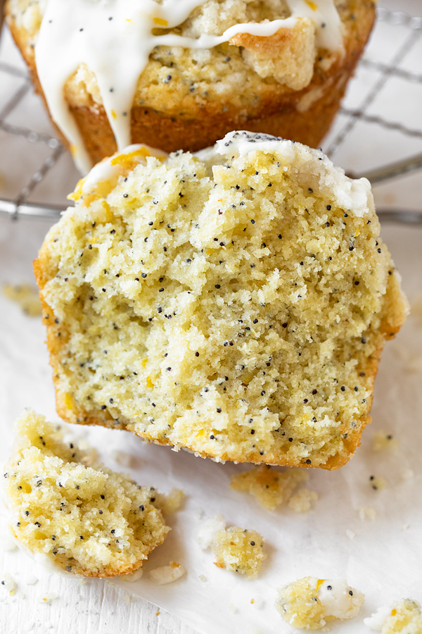 Lemon Poppy Seed Muffins with Streusel | thecozyapron.com