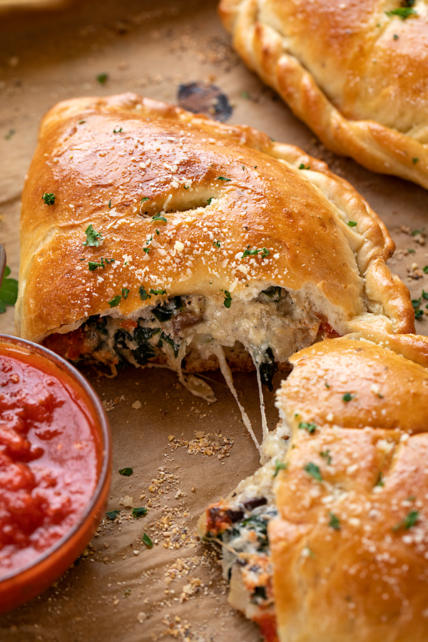 Calzone with Cheesy Filling | thecozyapron.com