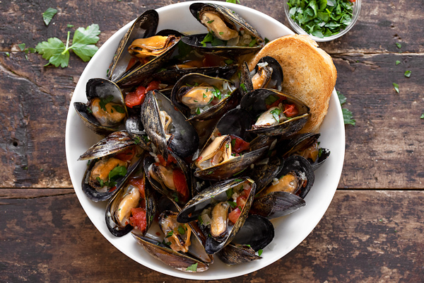 Steamed Mussels with Toasted Bread | thecozyapron.com
