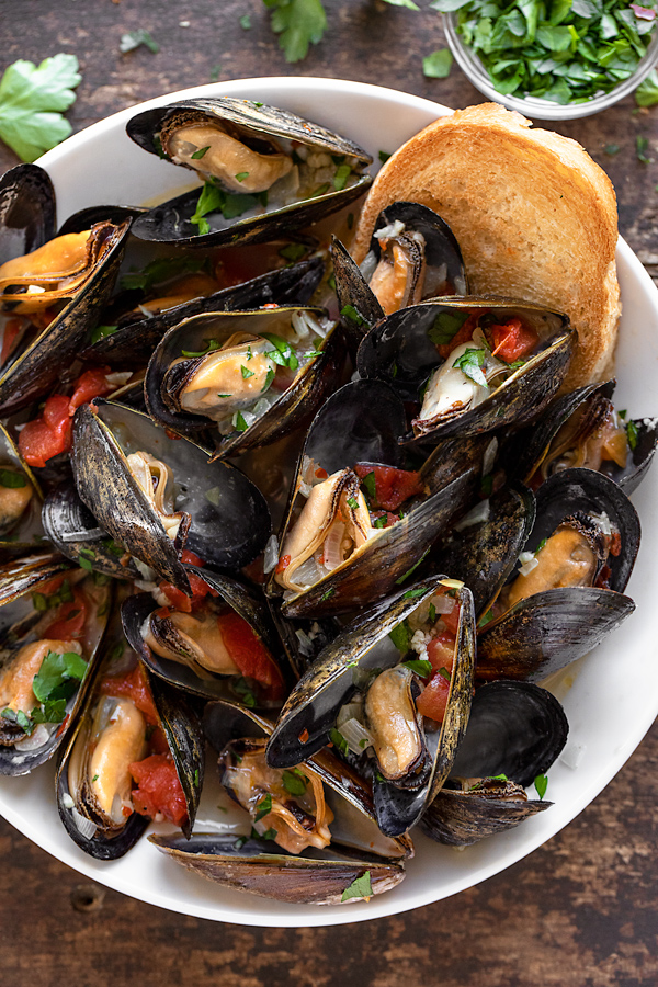 Steamed Mussels with Toasted Bread | thecozyapron.com