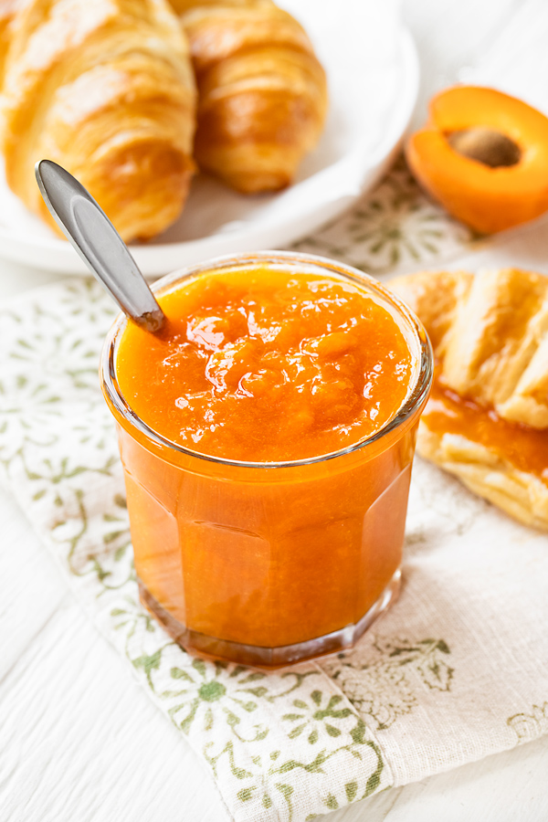 Apricot Jam in a Jar | thecozyapron.com