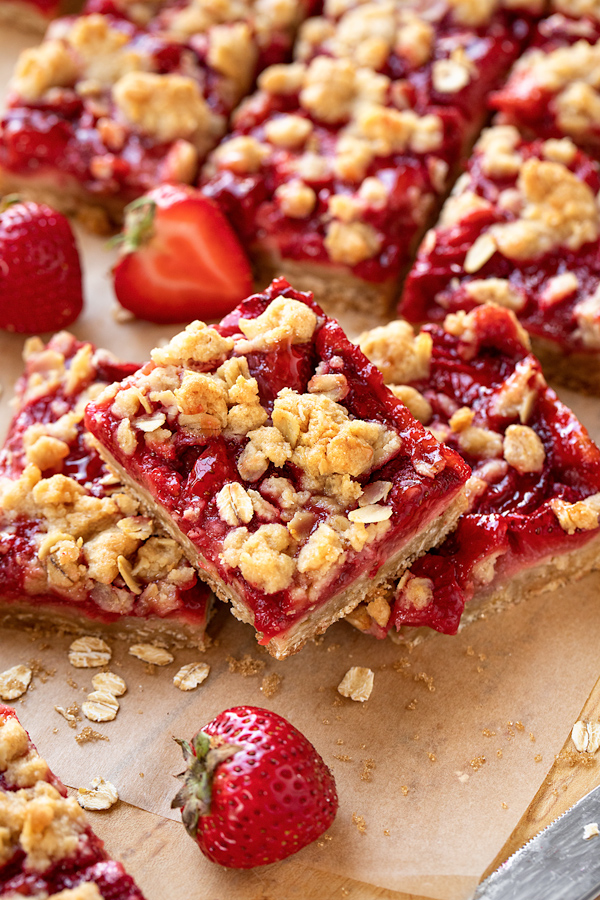 Strawberry Oatmeal Bars | thecozyapron.com