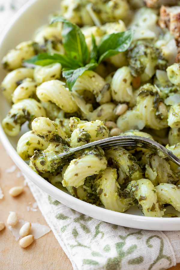 Pesto Pasta Salad | thecozyapron.com