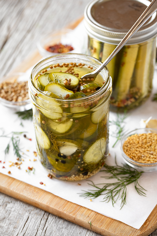 Refrigerator Dill Pickle Slices in a Jar | thecozyapron.com