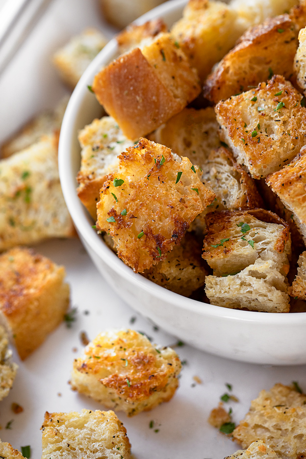 Homemade Croutons | thecozyapron.com