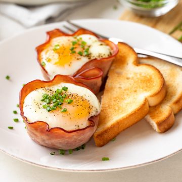 Baked Egg Cups with Toast | thecozyapron.com