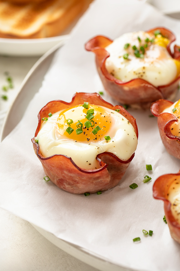Baked Egg Cups with Ham | thecozyapron.com