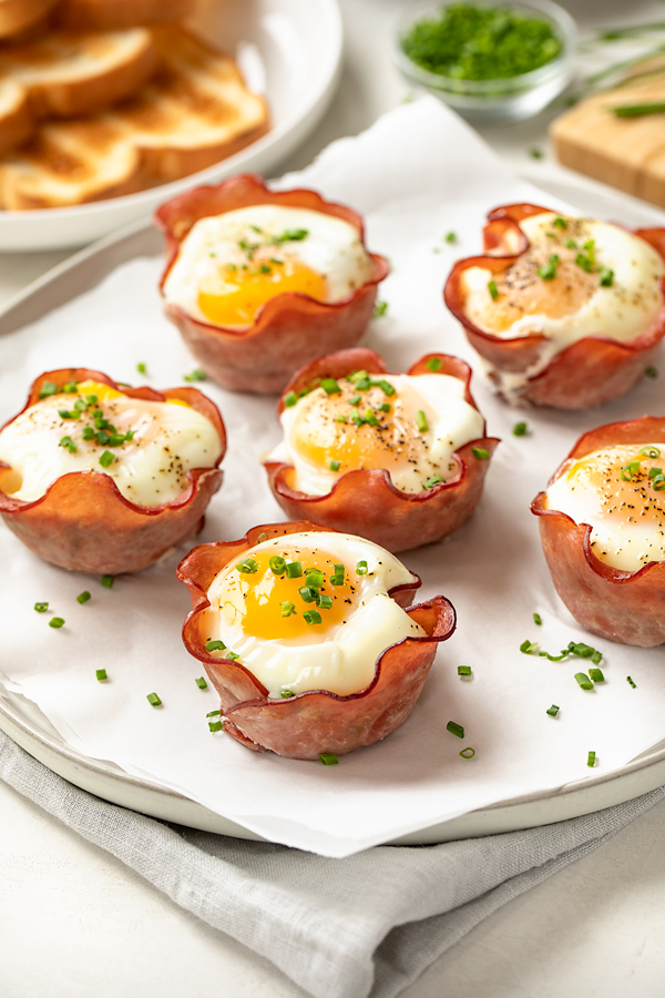 Baked Egg Cups on a Plate| thecozyapron.com