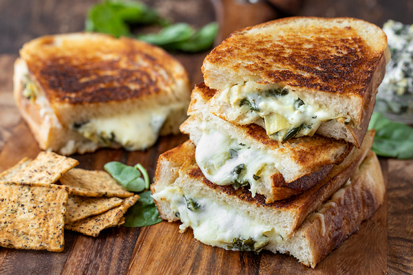 Spinach and Artichoke Grilled Cheese | thecozyapron.com