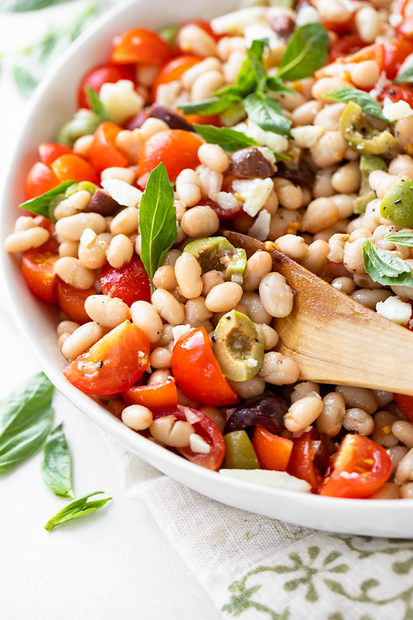 White Bean Salad with Olives and Tomaotes| thecozyapron.com