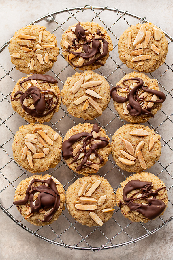 Almond Flour Cookies on a Wire Rack | thecozyapron.com