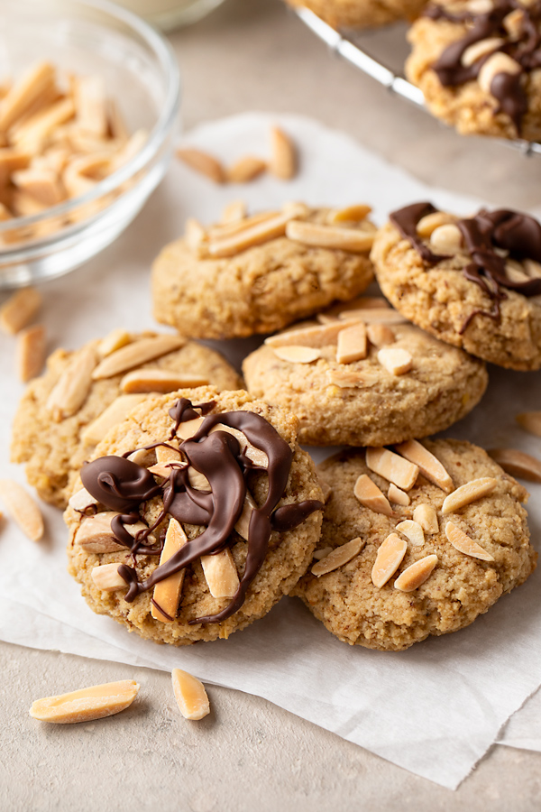 Almond Flour Cookies | thecozyapron.com