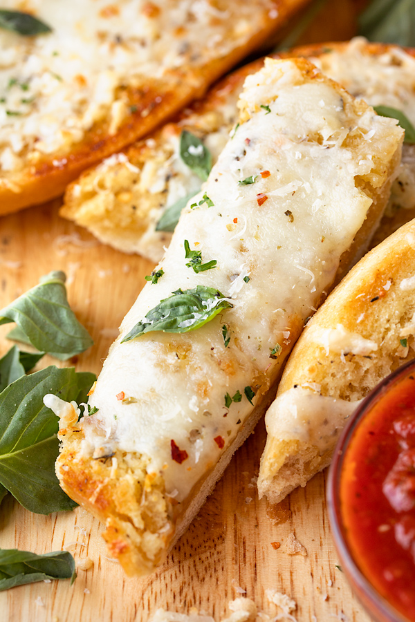 Cheesy Garlic Bread | thecozyapron.com