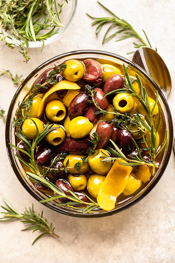Marinated Olives in a Bowl | thecozyapron.com