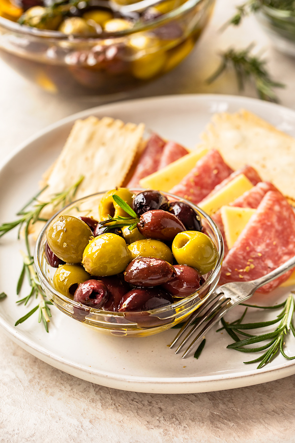 Marinated Olives with Salami, Cheese and Crackers | thecozyapron.com