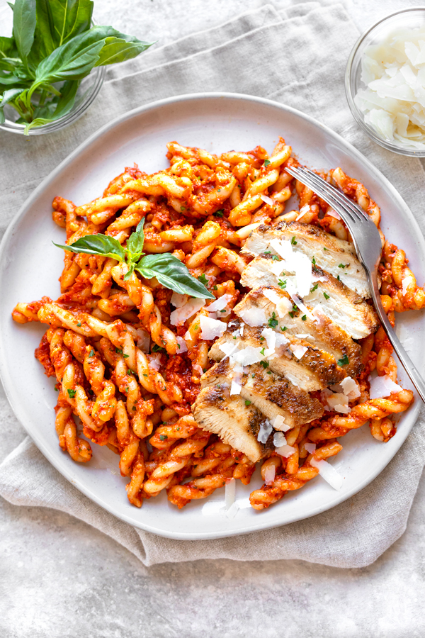 Gemelli Pasta with Roasted Red Pepper Sauce | thecozyapron.com