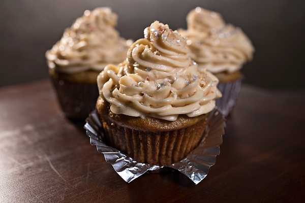 Banana Cupcakes with Peanut Butter Frosting | thecozyapron.com