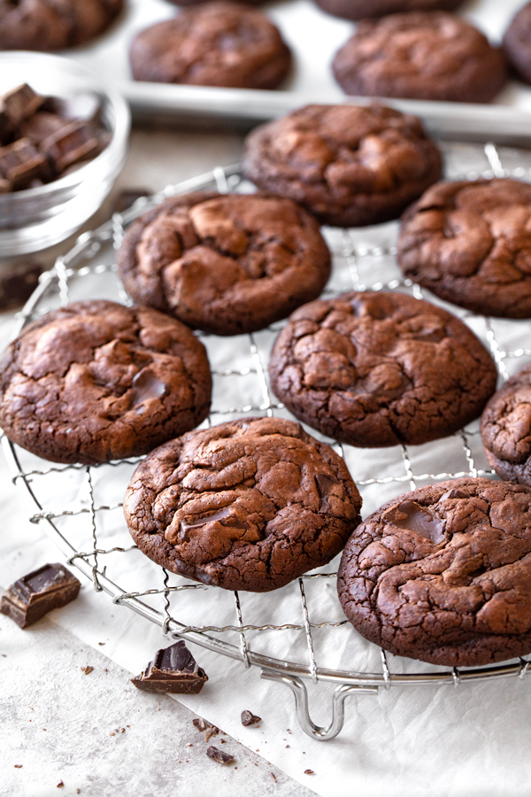 Brownie Cookies Cooling on Wire Rack | thecozyapron.com