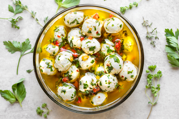 Marinated Mozzarella Balls | thecozyapron.com