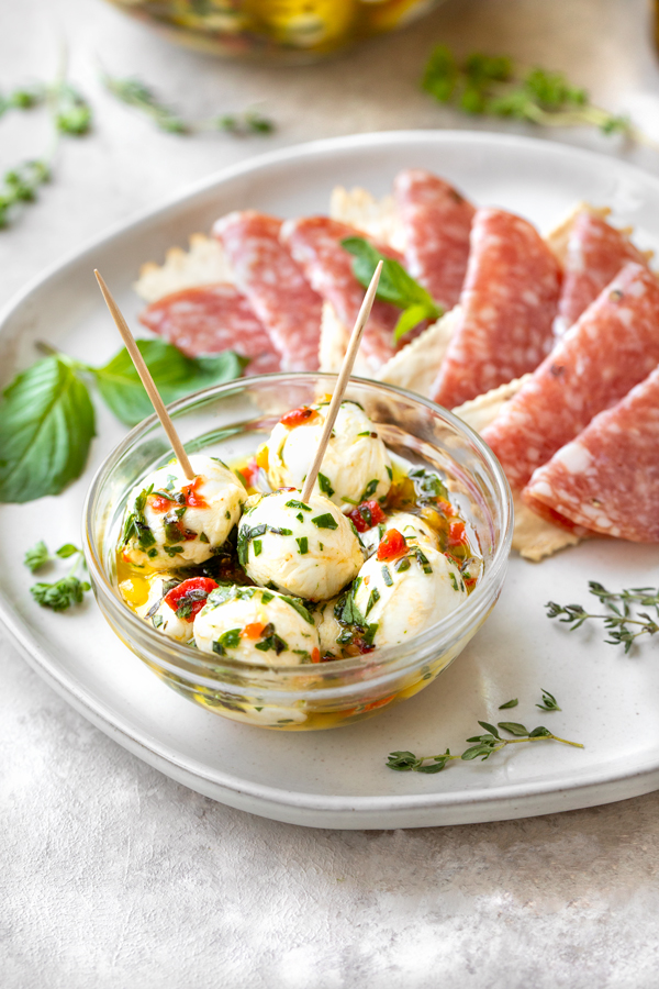 Marinated Mozzarella Balls | thecozyapron.com