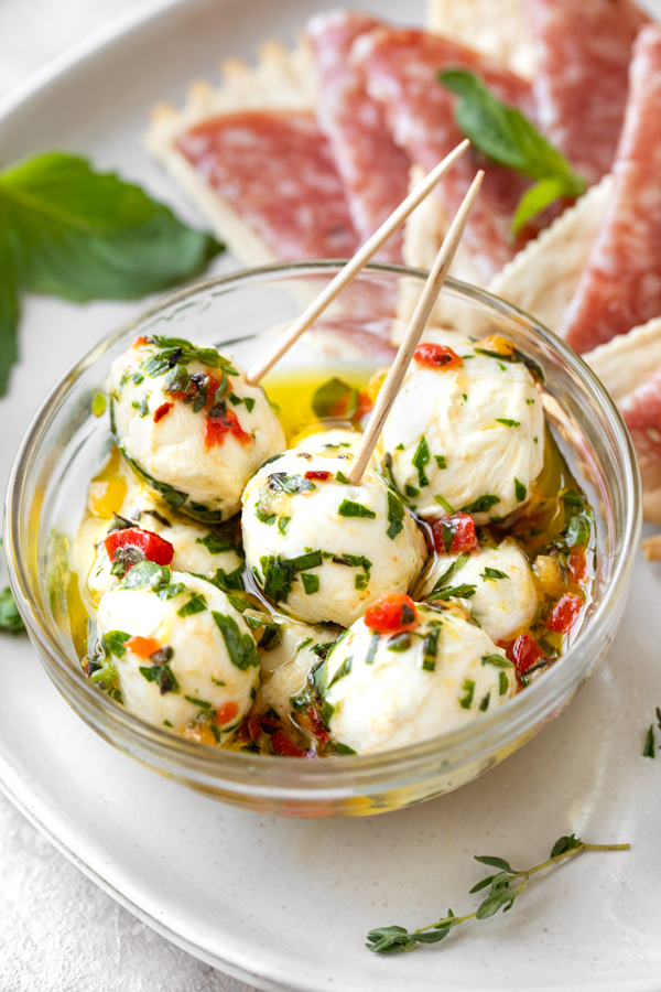Marinated Mozzarella Balls | thecozyapron.com