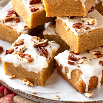 Maple Pecan Blondies | thecozyapron.com