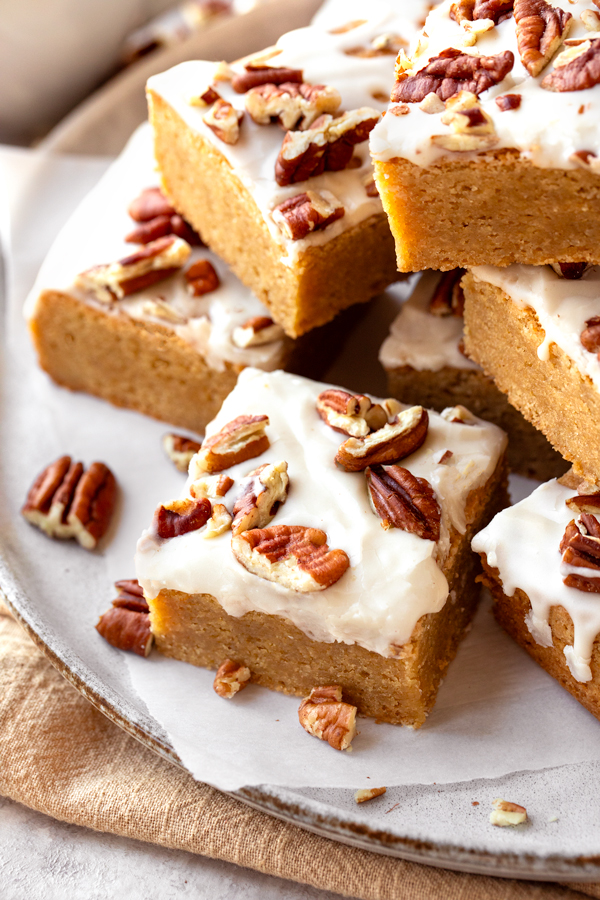Piled Up Maple Pecan Blondies | thecozyapron.com