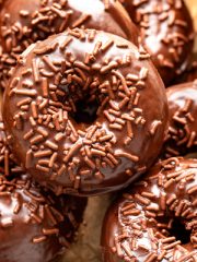 Chocolate Glazed Donuts | thecozyapron.com
