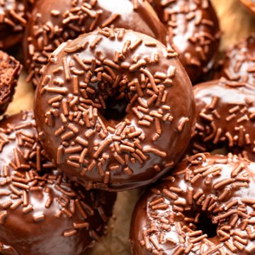 Chocolate Glazed Donuts | thecozyapron.com