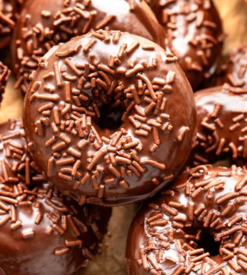Chocolate Glazed Donuts | thecozyapron.com