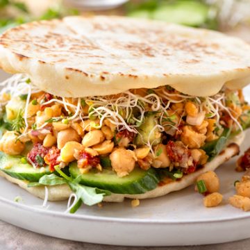 Smashed Chickpea Salad | thecozyapron.com