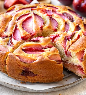 Plum Cake | thecozyapron.com