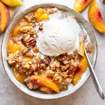Peach Crisp | thecozyapron.com