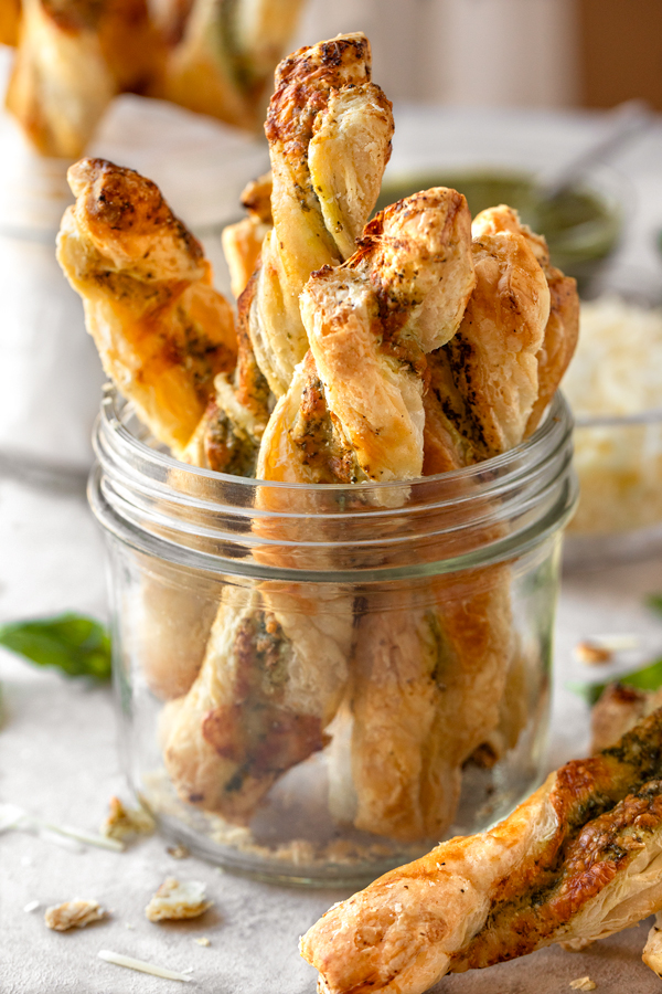 Cheese Twists in a Glass Jar | thecozyapron.com