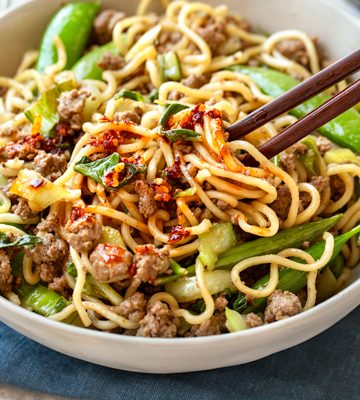 Beef Ramen Noodles with Snap Peas | thecozyapron.com